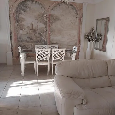 Kings With Private Garden Apartament Pafos